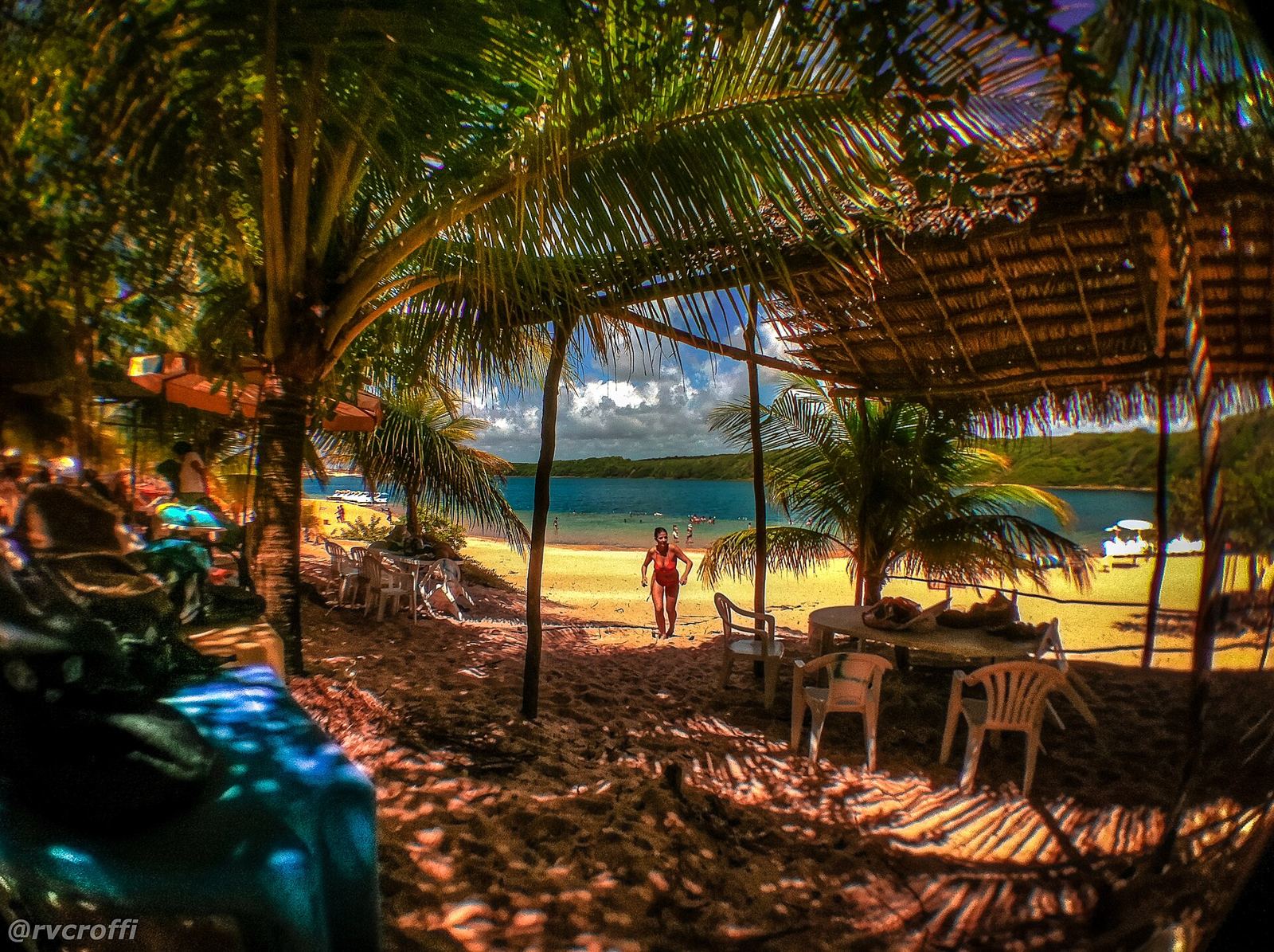 Lagoa de Arituba à sombra dos coqueiros no litoral sul de Natal