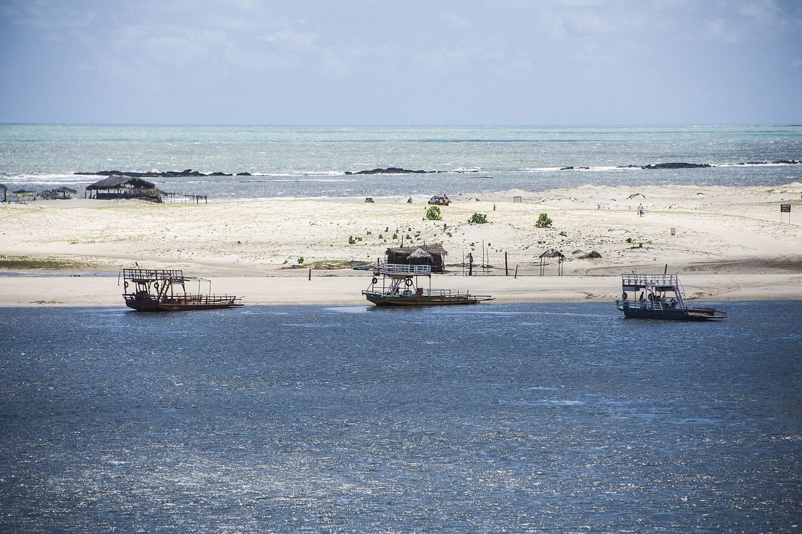 Barcos ancorados no estuário de Barra do Cunhaú, no litoral sul do Rio Grande do Norte