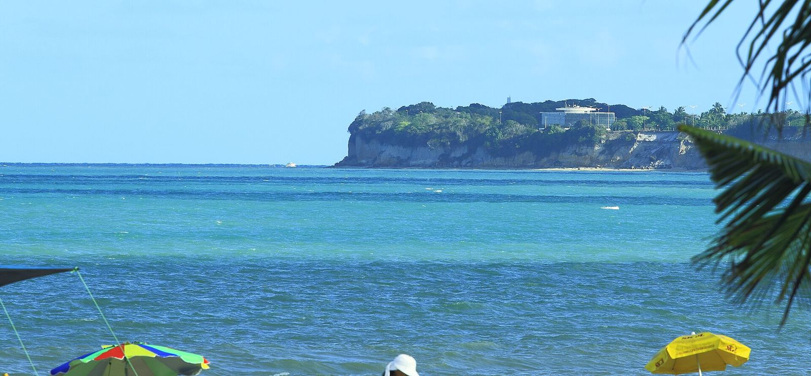 Falésias e mar na Ponta do Seixas, o ponto mais oriental das Américas, em João Pessoa