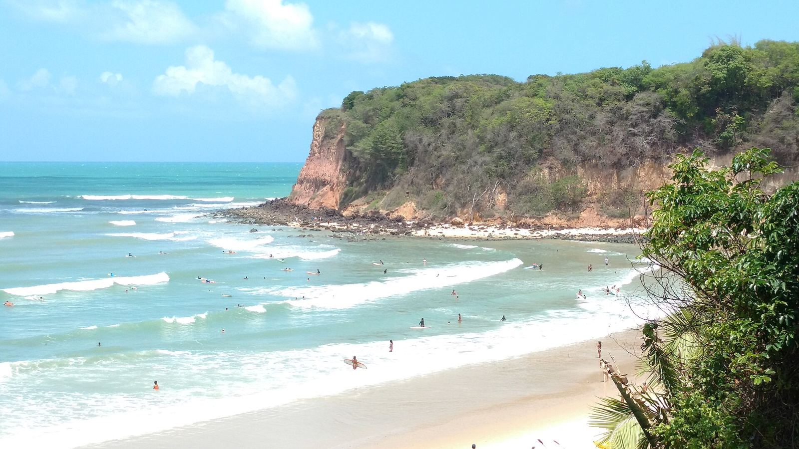 Praia da Pipa com falésias avermelhadas e mar azul-turquesa no litoral sul do Rio Grande do Norte